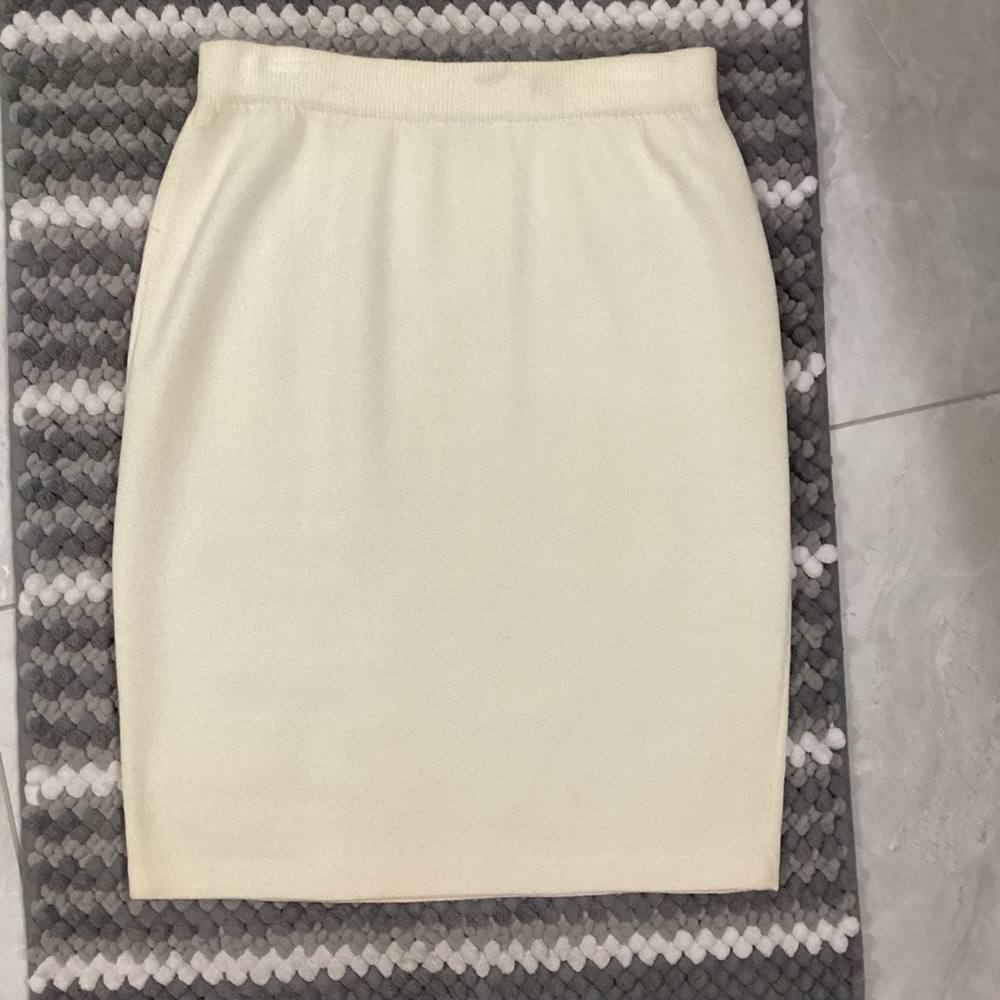 St. John Basics Cream Knee-Length Pencil Skirt